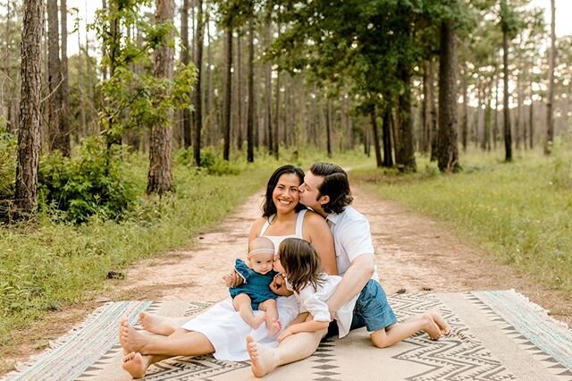&ldquo;KISS YOUR GIRLS&rdquo;
.
We&rsquo;ve been photographing some sweet family sessions lately and we are just living for them! 💛💛💛💛💛💛💛💛
.
.
#familysession #familyphotographer #thewoodlandsphotographer #houstonphotographer #houstonfamilyphotographer #maternityphotographer #thewoodlandsmaternityphotographer #wetheromantics